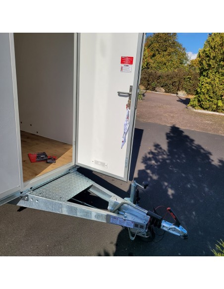CRAFTMAX-Verkaufsanhaenger-Foodtruck-1300-3.00x1.80x2.00m-Thermo-Sandwichpanele-mit-seitlicher-Verkaufsklappe-Stuetzen-Steckdose
