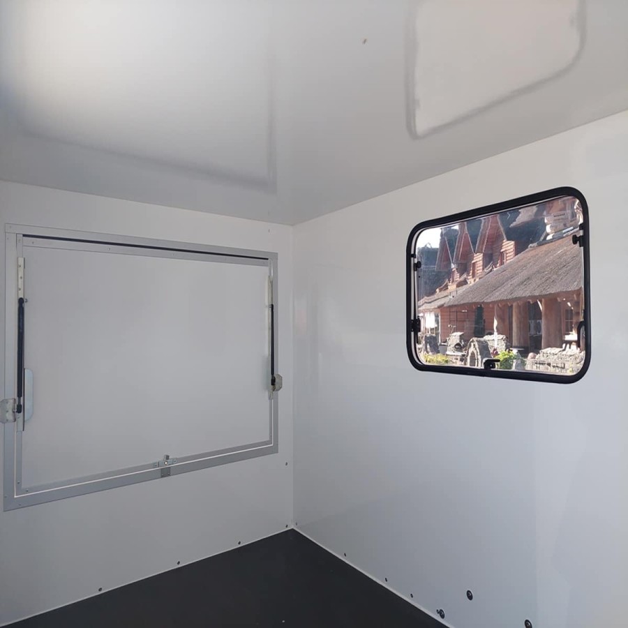 OffRoad-line®-1300-miniCamp-EVO-3.05x1.65x1.60m-mit-3-4Klappe-Fenster-Dach-u.-Seitenfenster-Tuer-100kmh-1
