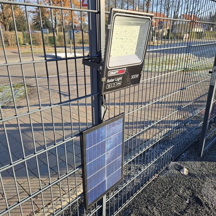 CRAFTMAX-300W-Solar-Flutlichtstrahler-superhell-fuer-Aussen-grosses-Solarpanel-25000-mAH-Batteriekapazitaet-Kaltweiss-6500K-2