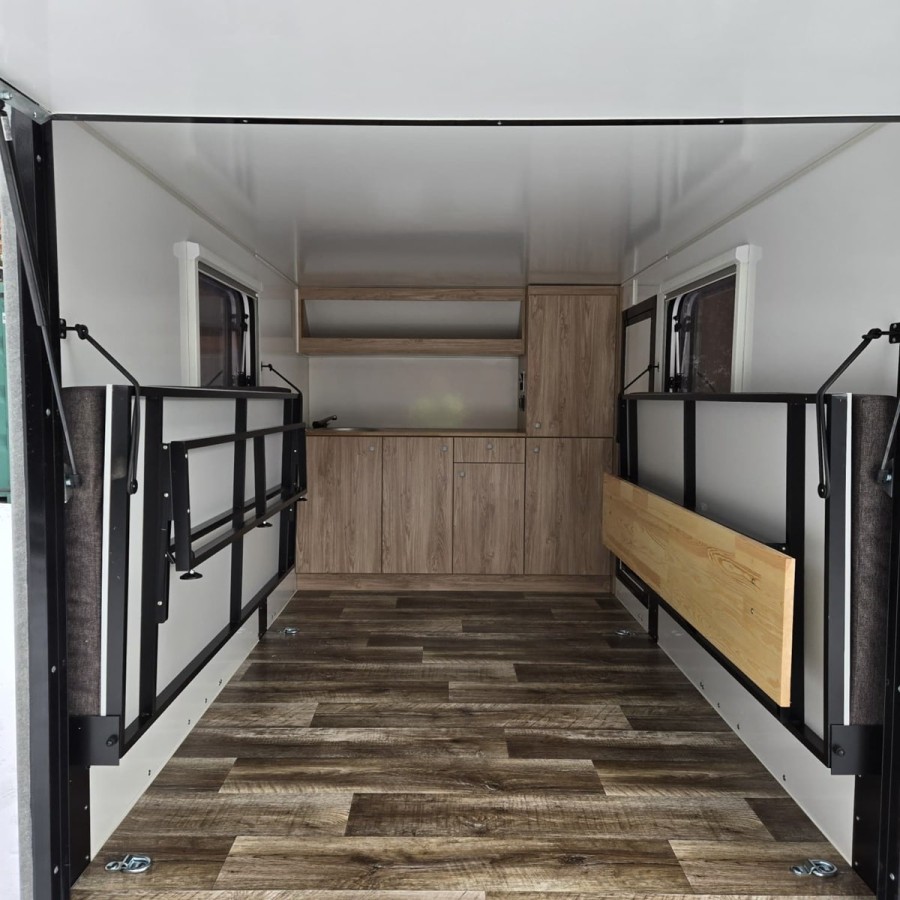 CRAFTMAX®-BLACK-BROTHER-EXP-3-13-Extreme-OffRoad-Caravan-3.05x1.65x1.60m-grosse-Heckklappe-Tuer-2-Fenster-Betten-Kueche-E-Anschl
