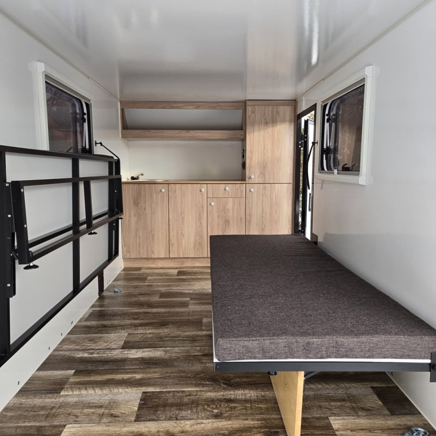 CRAFTMAX®-BLACK-BROTHER-EXP-3-13-Extreme-OffRoad-Caravan-3.05x1.65x1.60m-grosse-Heckklappe-Tuer-2-Fenster-Betten-Kueche-E-Anschl