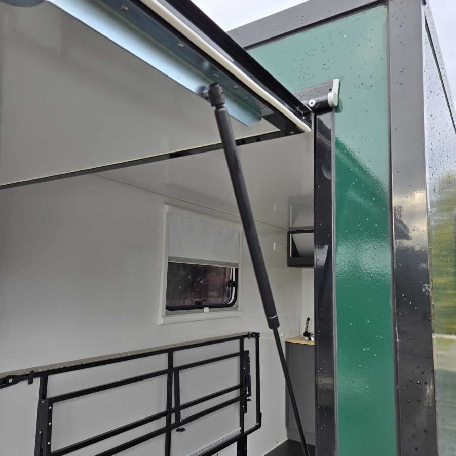 CRAFTMAX-OffRoad-line-1300-miniCamp-Standard-3.05x1.65x1.60m-mit-grosser-Heckklappe-mit-Fenster-Dach-u.-Seitenfenster-Tuer-100km