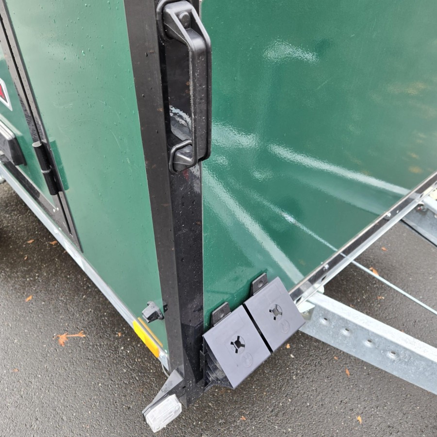 OffRoad-line-1300-miniCamp-Standard-3.05×1.65×1.60m-mit-grosser-Heckklappe-Tuer-2-Fenster-Betten-Kueche-E-Anschluss-100kmh-2