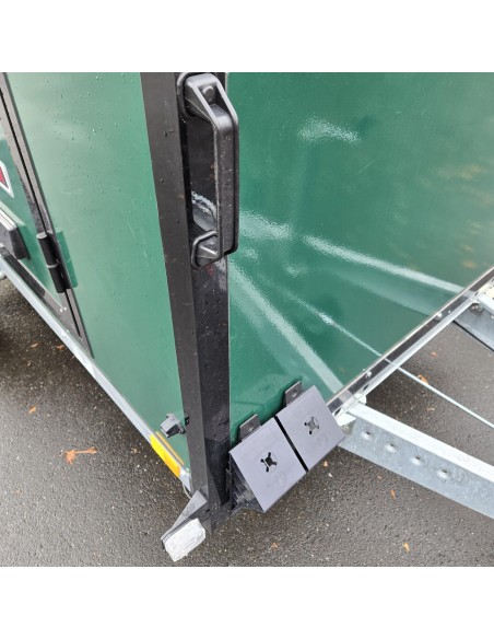 OffRoad-line-1300-miniCamp-Standard-3.05×1.65×1.60m-mit-grosser-Heckklappe-Tuer-2-Fenster-Betten-Kueche-E-Anschluss-100kmh-2