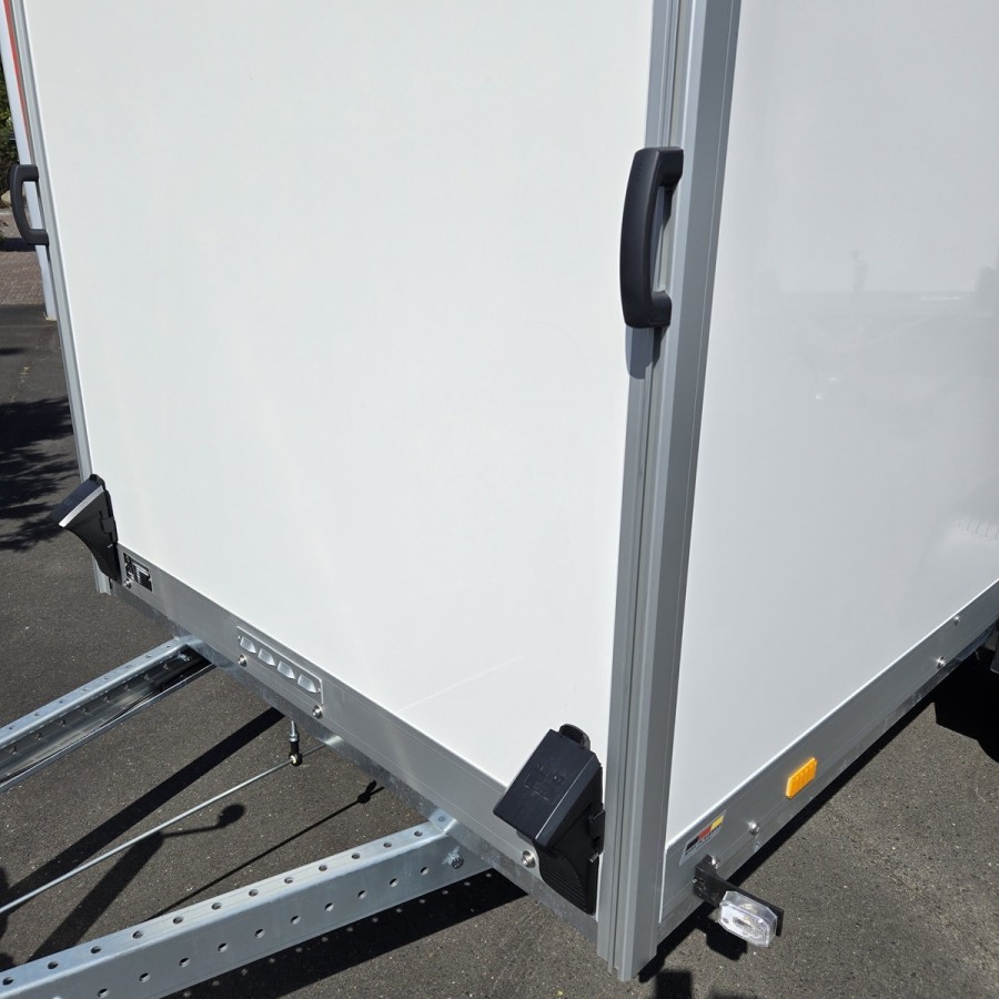 STEMA-STPK-O2-13-30-15.1.P18.2-Fuegeltueren-Kofferanhaenger-1300kg-GFK-3.05×1.57×1-3