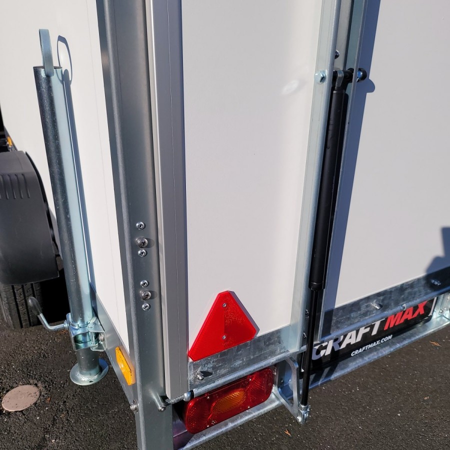 CRAFTMAX-P-BOX-Plywood-Kofferanhaenger-gebremst-1300kg-Rampe-Abstellstuetzen-255×132x154cm-2
