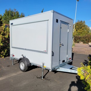 CRAFTMAX-Verkaufsanhaenger-Foodtruck-1300-3.00x1.80x2.00m-Thermo-Sandwichpanele-mit-seitlicher-Verkaufsklappe-Stuetzen-Steckdose 2