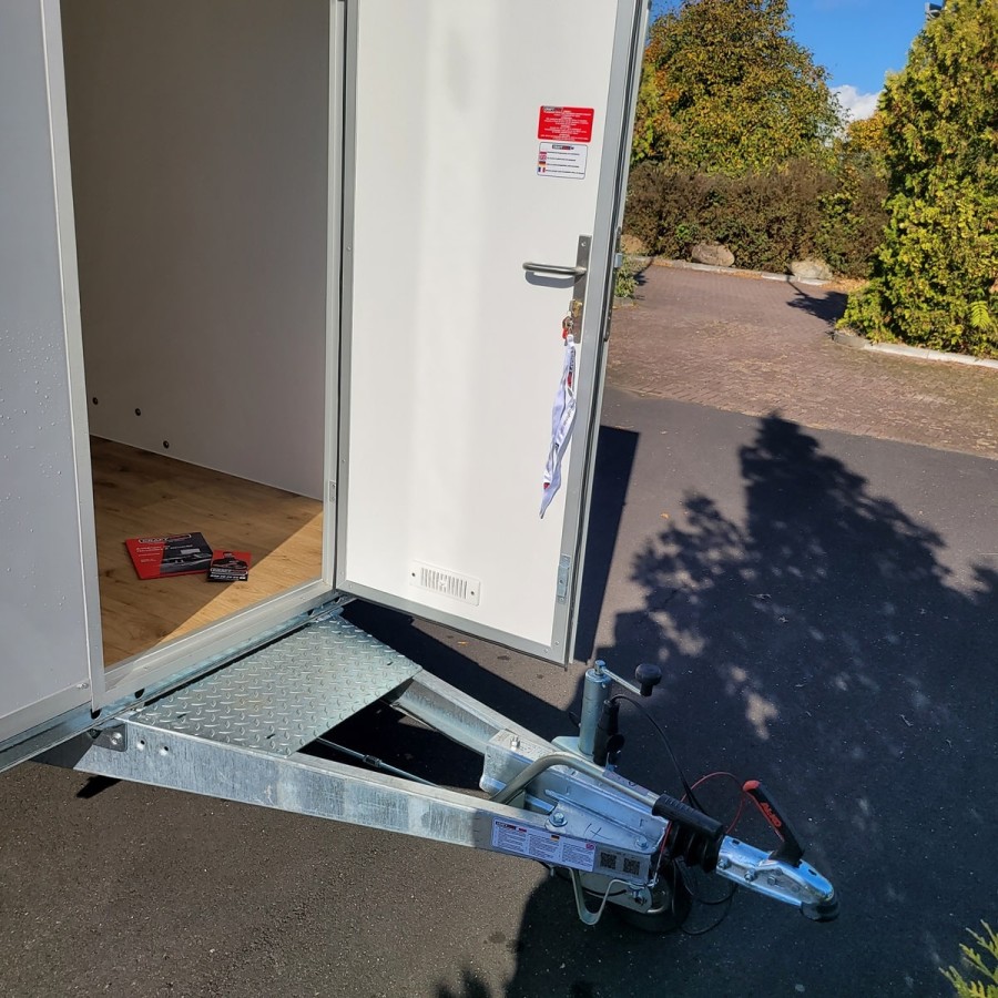 CRAFTMAX-Verkaufsanhaenger-Foodtruck-1300-3.00x1.80x2.00m-Thermo-Sandwichpanele-mit-seitlicher-Verkaufsklappe-Stuetzen-Steckdose