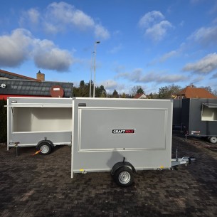 Verkaufsanhaenger-Foodtruck-1300-3.05x1.77x2.29m-Thermo-Sandwichpanele-mit-seitlicher-Verkaufsklappe-Stuetzen-Steckdosen-100kmh-