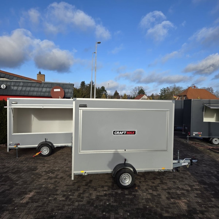Verkaufsanhaenger-Foodtruck-1300-3.05x1.77x2.29m-Thermo-Sandwichpanele-mit-seitlicher-Verkaufsklappe-Stuetzen-Steckdosen-100kmh-