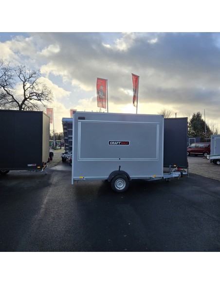 Verkaufsanhaenger-Foodtruck-1300-3.05x1.77x2.29m-Thermo-Sandwichpanele-mit-seitlicher-Verkaufsklappe-Stuetzen-Steckdosen-100kmh-