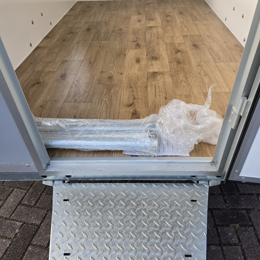 Verkaufsanhaenger-Foodtruck-1300-3.05x1.77x2.29m-Thermo-Sandwichpanele-mit-seitlicher-Verkaufsklappe-Stuetzen-Steckdosen-100kmh-