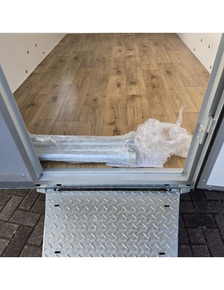 Verkaufsanhaenger-Foodtruck-1300-3.05x1.77x2.29m-Thermo-Sandwichpanele-mit-seitlicher-Verkaufsklappe-Stuetzen-Steckdosen-100kmh-