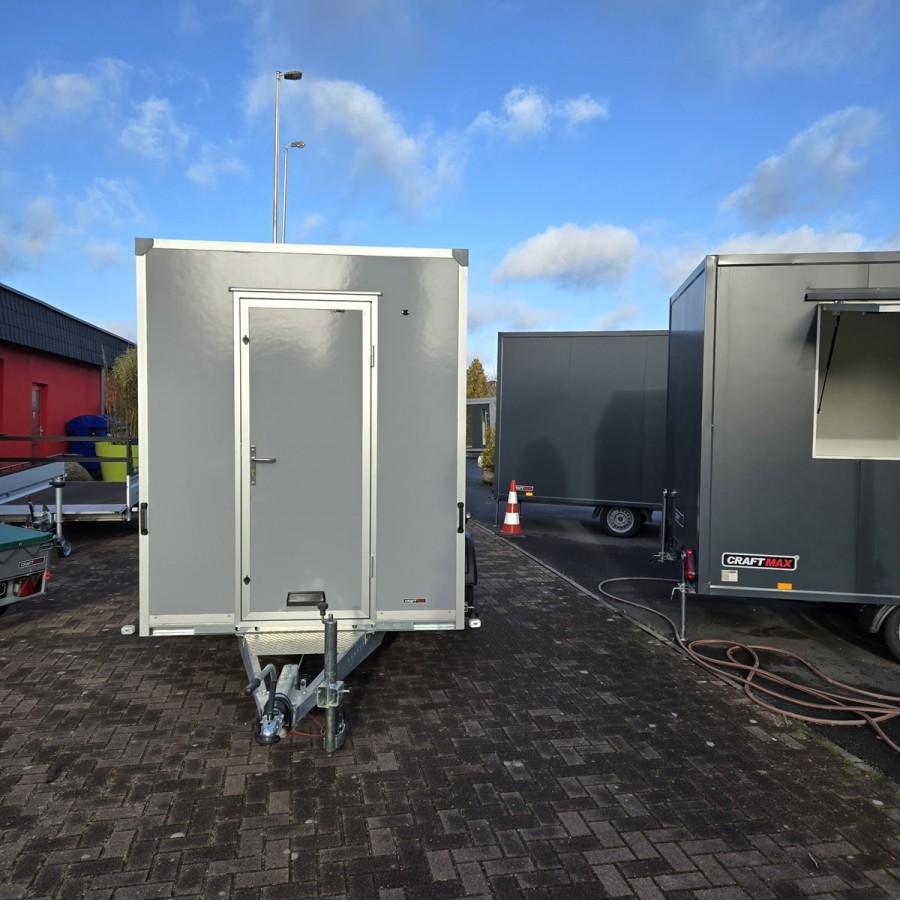 Verkaufsanhaenger-Foodtruck-1300-3.05x1.77x2.29m-Thermo-Sandwichpanele-mit-seitlicher-Verkaufsklappe-Stuetzen-Steckdosen-100kmh-