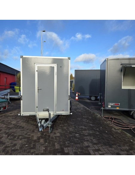 Verkaufsanhaenger-Foodtruck-1300-3.05x1.77x2.29m-Thermo-Sandwichpanele-mit-seitlicher-Verkaufsklappe-Stuetzen-Steckdosen-100kmh-