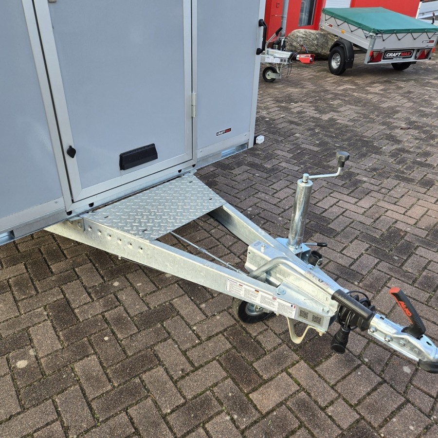CRAFTMAX-Verkaufsanhaenger-Foodtruck-1300-3.00x1.80x2.00m-Thermo-Sandwichpanele-mit-seitlicher-Verkaufsklappe-Stuetzen-Steckdose