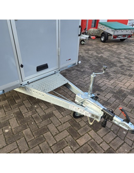 CRAFTMAX-Verkaufsanhaenger-Foodtruck-1300-3.00x1.80x2.00m-Thermo-Sandwichpanele-mit-seitlicher-Verkaufsklappe-Stuetzen-Steckdose