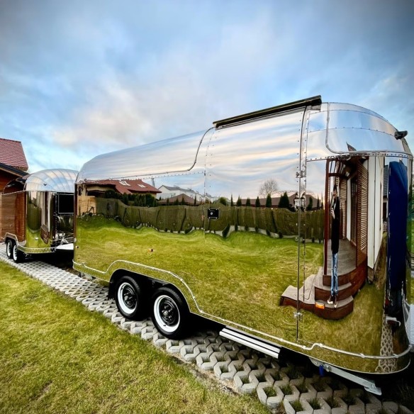 Verkaufsanhaenger-Air-STREAM-ER-2000-4.00x2.18x2.35m-Edelstahlwaende-gedaemmt-grosse-Verkaufsklappe-Fenster-Stuetzen-Innenaussta