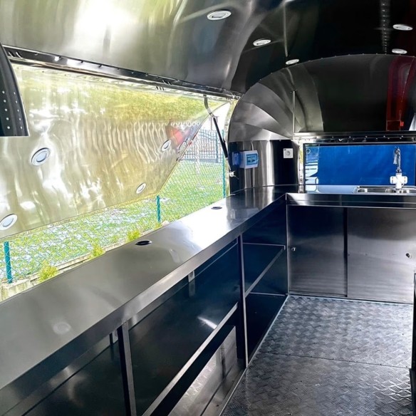 Verkaufsanhaenger-Air-STREAM-ER-2000-4.00x2.18x2.35m-Edelstahlwaende-gedaemmt-grosse-Verkaufsklappe-Fenster-Stuetzen-Innenaussta