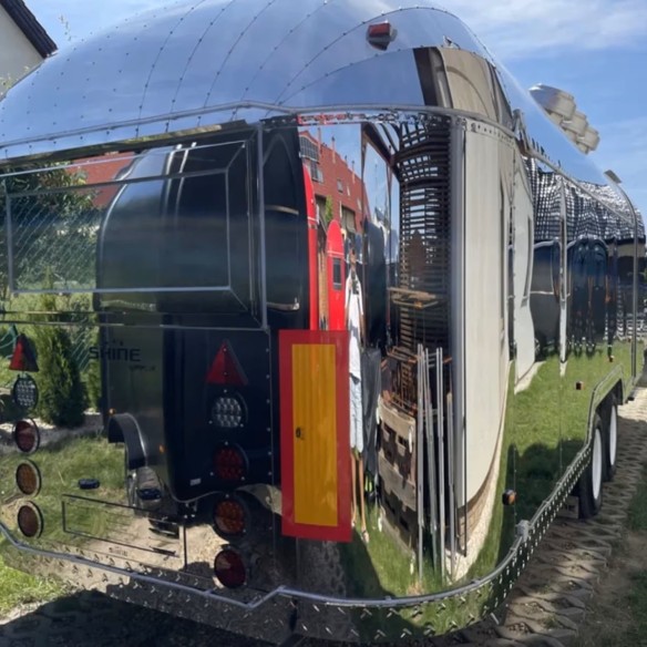 Verkaufsanhaenger-Air-STREAM-ER-2000-4.00x2.18x2.35m-Edelstahlwaende-gedaemmt-grosse-Verkaufsklappe-Fenster-Stuetzen-Innenaussta