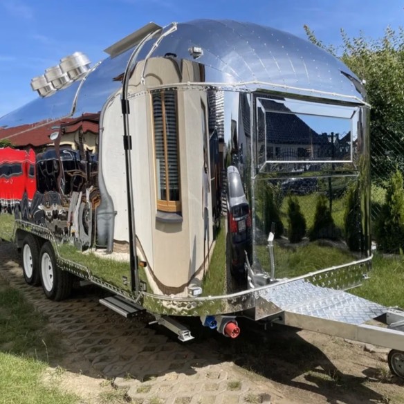 Verkaufsanhaenger-Air-STREAM-ER-2000-4.00x2.18x2.35m-Edelstahlwaende-gedaemmt-grosse-Verkaufsklappe-Fenster-Stuetzen-Innenaussta