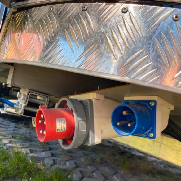 Verkaufsanhaenger-Air-STREAM-ER-2000-4.00x2.18x2.35m-Edelstahlwaende-gedaemmt-grosse-Verkaufsklappe-Fenster-Stuetzen-Innenaussta