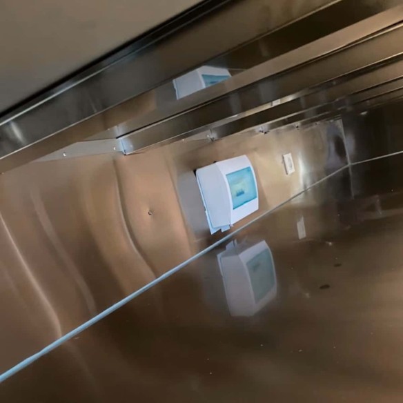 Verkaufsanhaenger-Air-STREAM-ER-2000-4.00x2.18x2.35m-Edelstahlwaende-gedaemmt-grosse-Verkaufsklappe-Fenster-Stuetzen-Innenaussta