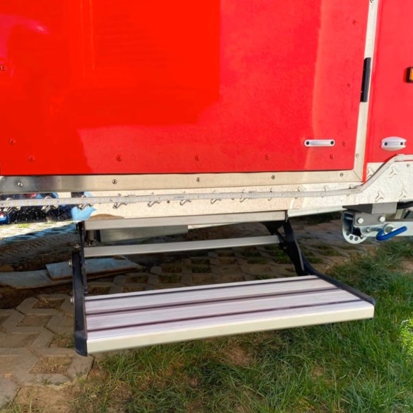 Verkaufsanhaenger-Air-STREAM-ER-2000-4.00x2.18x2.35m-Edelstahlwaende-gedaemmt-grosse-Verkaufsklappe-Fenster-Stuetzen-Innenaussta