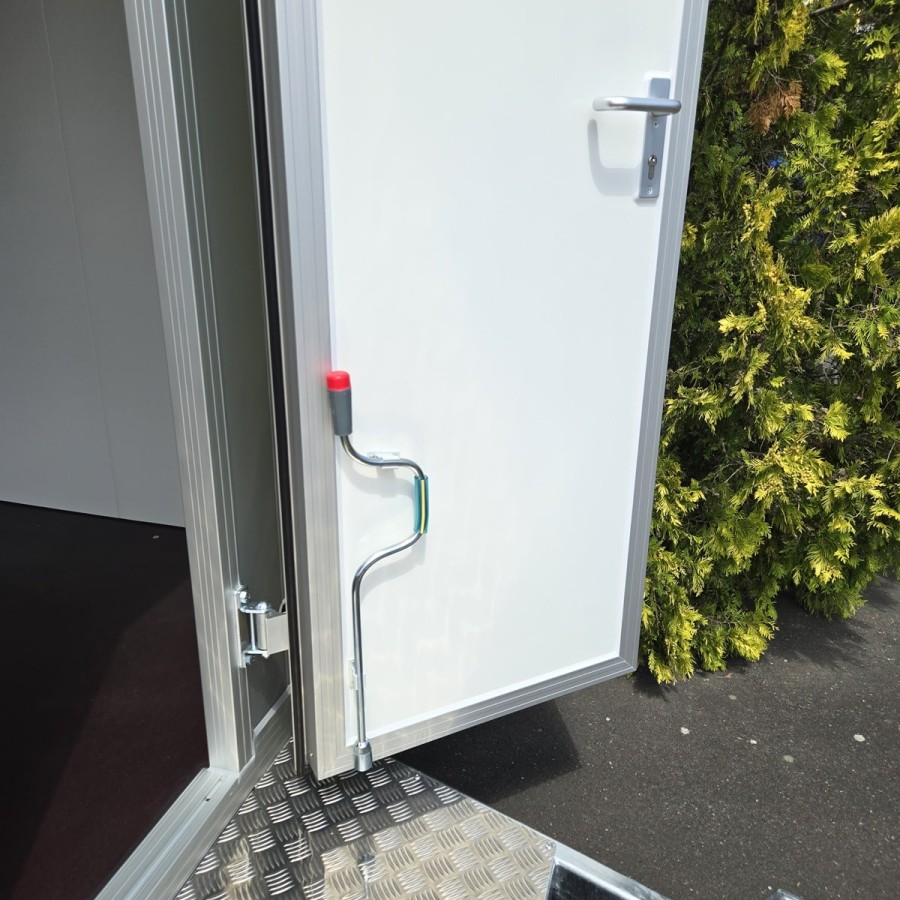 CRAFTMAX-Verkaufsanhaenger-2600-Tandem-grosse-tiefe-Verkaufsklappe-11
