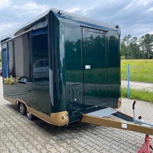 Verkaufsanhaenger-STREAM-3.75x2.25x2.30m-Thermo-Sandwichpanele-seitliche-Verkaufsklappe-Stuetzen-ALU-Felgen-100kmh-1 2
