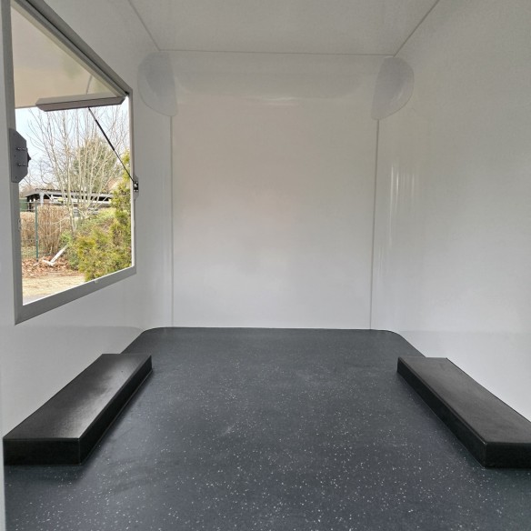 Verkaufsanhaenger-STREAM-3.75x2.25x2.30m-Thermo-Sandwichpanele-seitliche-Verkaufsklappe-Stuetzen-ALU-Felgen-100kmh-4