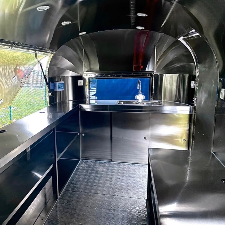 Verkaufsanhaenger-Air-STREAM-ER-2000-4.00x2.18x2.35m-Edelstahlwaende-gedaemmt-grosse-Verkaufsklappe-Fenster-Stuetzen-Innenaussta