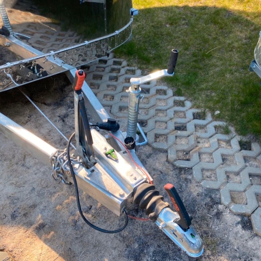 Verkaufsanhaenger-Air-STREAM-ER-2000-4.00x2.18x2.35m-Edelstahlwaende-gedaemmt-grosse-Verkaufsklappe-Fenster-Stuetzen-Innenaussta