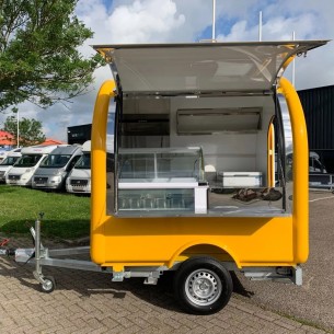 Verkaufsanhaenger-Foodtrailer-Retro-mini-amerikanischer-Klassiker-grosse-Verkaufsklappe-Stuetzen-2x2m-1 2
