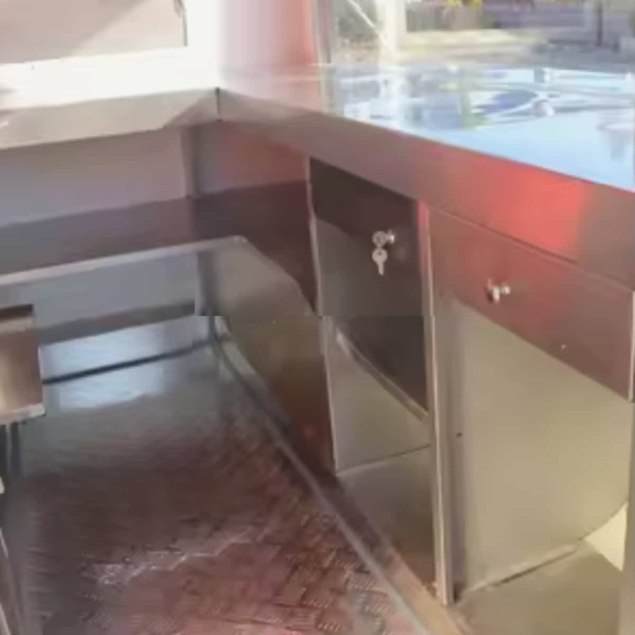Verkaufsanhaenger-Foodtrailer-Retro-mini-amerikanischer-Klassiker-grosse-Verkaufsklappe-Stuetzen-2x2m-6