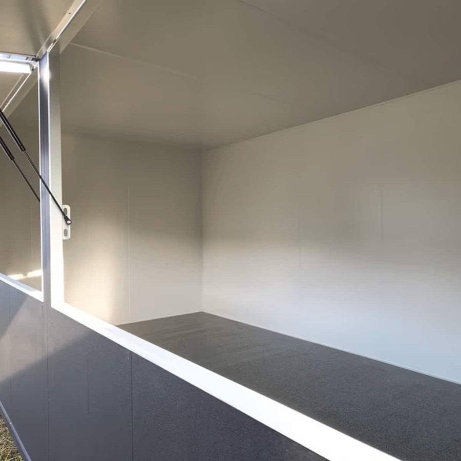 Verkaufsanhaenger1350kg-gebremst-3.95x1.99x2.18m-Thermo-Sandwichpanele-mit-grosser-Verkaufsklappe-Stuetzen-4