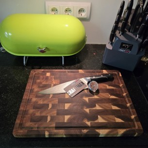 PREMIUM-Holzschneidebrett-aus-Akazienholz-Hirnholz-mit-rutschfesten-Fuessen-in-Profi-Groesse-42x30x2-1 2