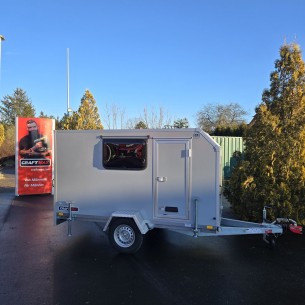 CRAFTMAX-Campinganhaenger-750kg-gebremst-Anhaenger-3.00x1.50x1.80m-mit-Klappe-nach-oben-2-Fenster-Tuer-100kmh-3