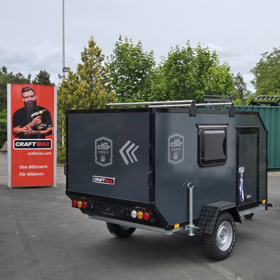 CRAFTMAX-OffRoad-Mini-Campinganhaenger-1000kg-ohne-Zwischenwand-mit-geschlossener-Heckklappe-Tuer-2-Fenster-100kmh-1