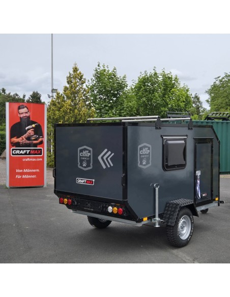 CRAFTMAX-OffRoad-Mini-Campinganhaenger-1000kg-ohne-Zwischenwand-mit-geschlossener-Heckklappe-Tuer-2-Fenster-100kmh-1