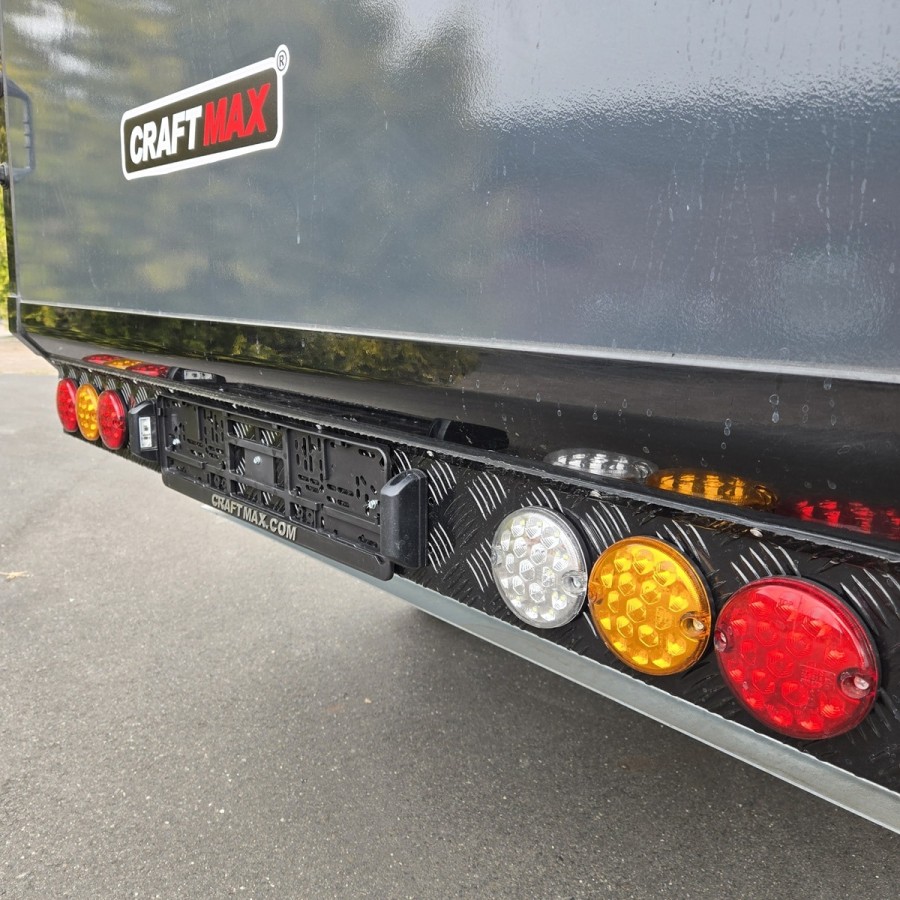 CRAFTMAX-OffRoad-Mini-Campinganhaenger-1000kg-ohne-Zwischenwand-mit-geschlossener-Heckklappe-Tuer-2-Fenster-100kmh-13