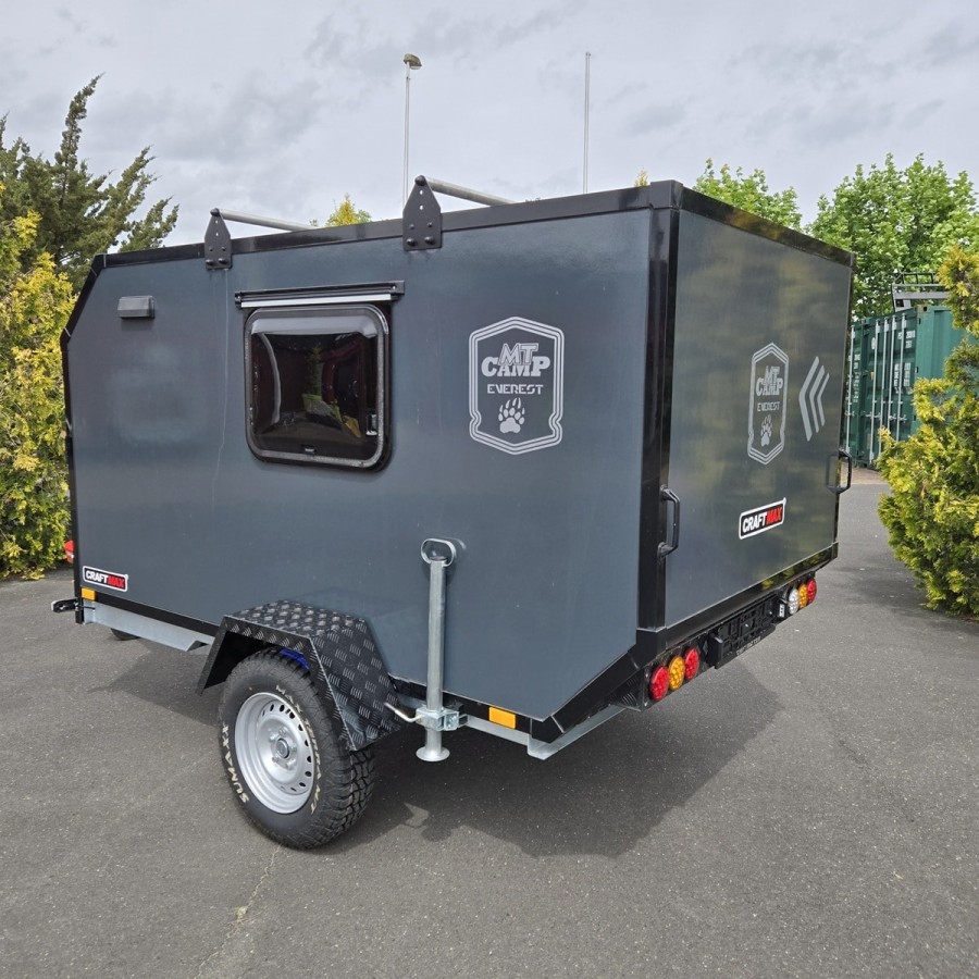 CRAFTMAX-OffRoad-Mini-Campinganhaenger-1000kg-ohne-Zwischenwand-mit-geschlossener-Heckklappe-Tuer-2-Fenster-100kmh-16