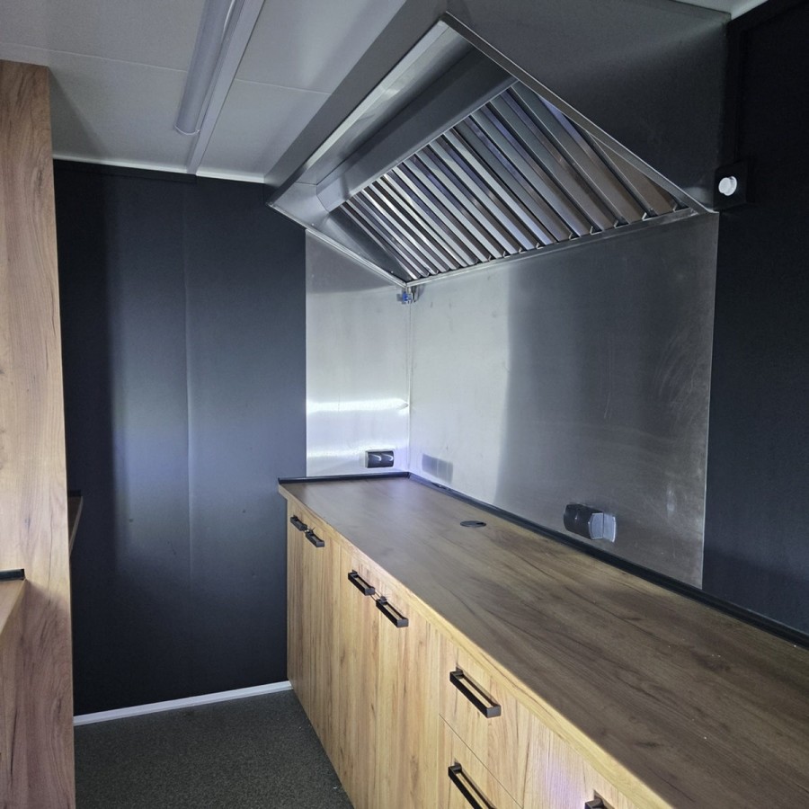 Verkaufsanhaenger-Foodtrailer-1350-3.45x1.96x2.19m-Thermo-Sandwichpanele-mit-Einbaumoebel-Abzughaube-E-Anschluss-12