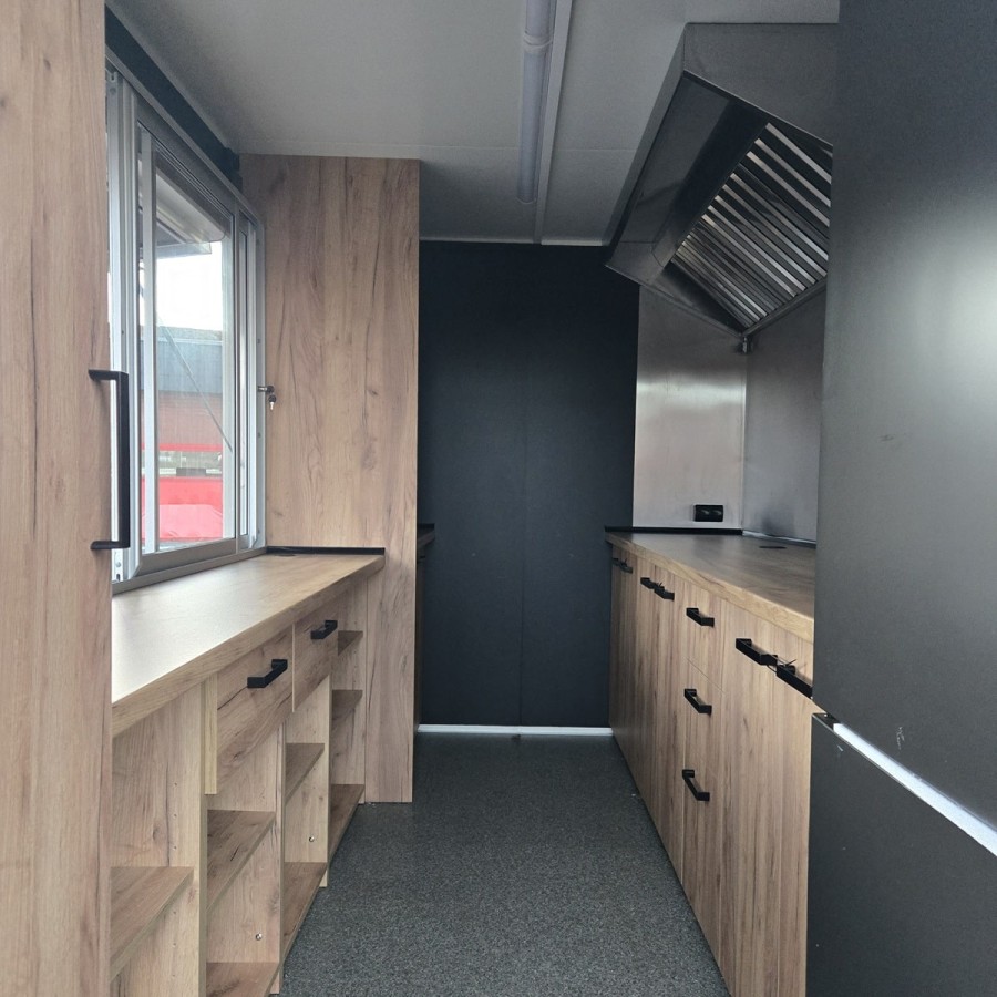 Verkaufsanhaenger-Foodtrailer-1350-3.45x1.96x2.19m-Thermo-Sandwichpanele-mit-Einbaumoebel-Abzughaube-E-Anschluss-8