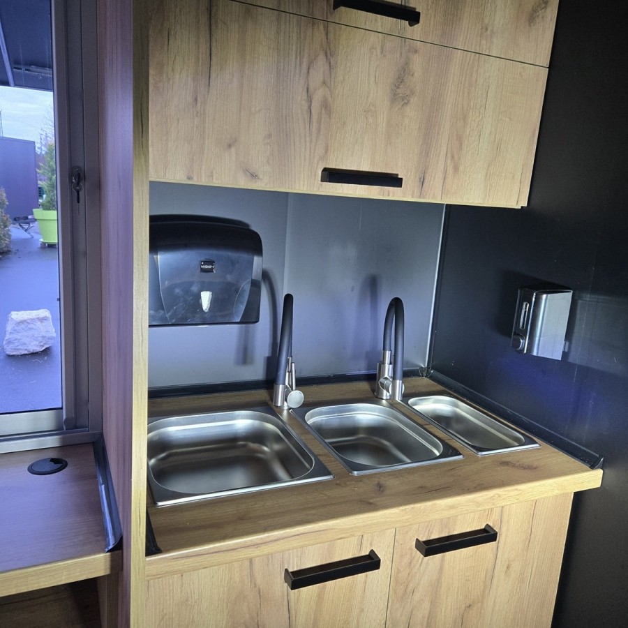 Verkaufsanhaenger-Foodtrailer-1350-3.45x1.96x2.19m-Thermo-Sandwichpanele-mit-Einbaumoebel-Abzughaube-E-Anschluss-15