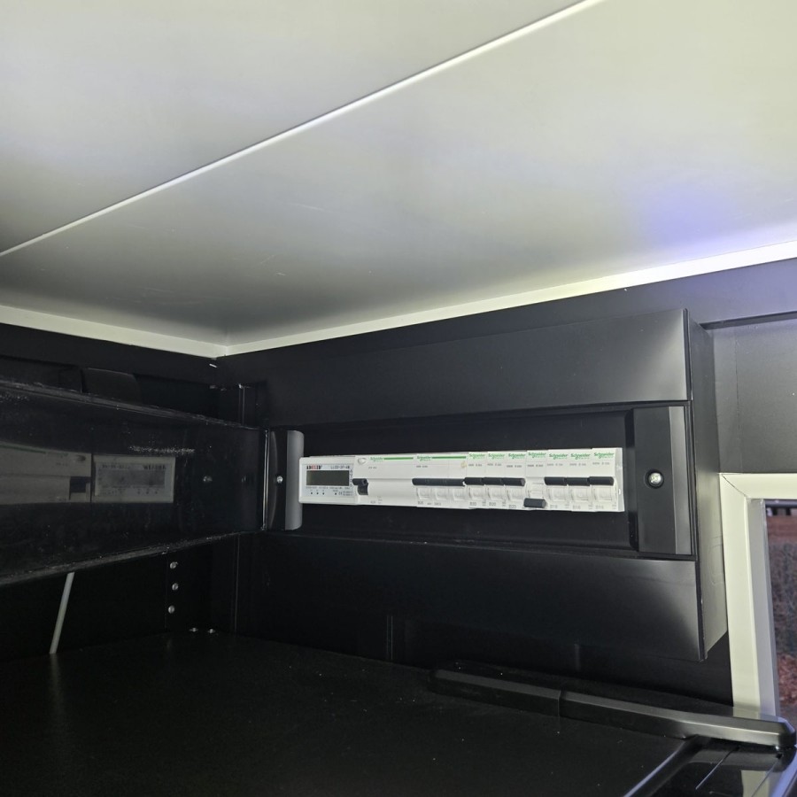 Verkaufsanhaenger-Foodtrailer-1350-3.45x1.96x2.19m-Thermo-Sandwichpanele-mit-Einbaumoebel-Abzughaube-E-Anschluss-19