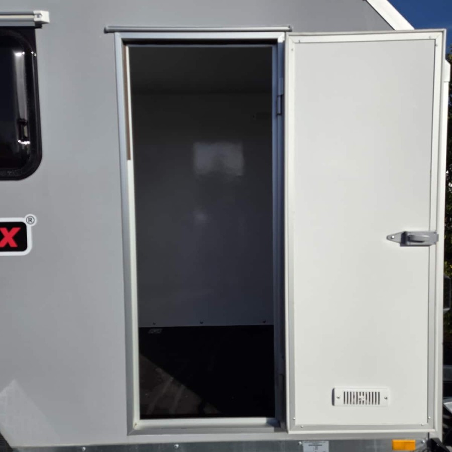 CRAFTMAX®-MotoCamp®-1300-Thermo-Koffer-mit-Laderampe-Tuer-2-Fenster-Sandwichplatten-3.60x1.50x1.80m-100kmh-5