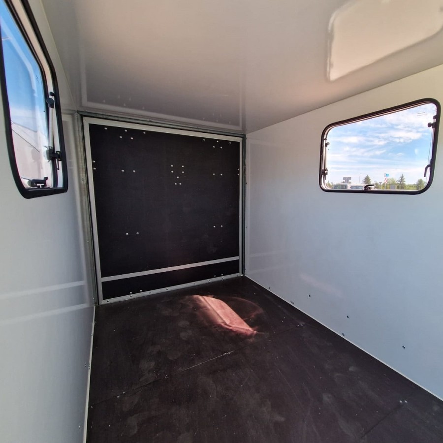 1300-Thermo-Koffer-mit-Laderampe-Tuer-2-Fenster-Sandwichplatten-3.60x1.50x1.80m-100kmh-2