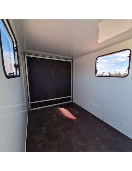 1300-Thermo-Koffer-mit-Laderampe-Tuer-2-Fenster-Sandwichplatten-3.60x1.50x1.80m-100kmh-2