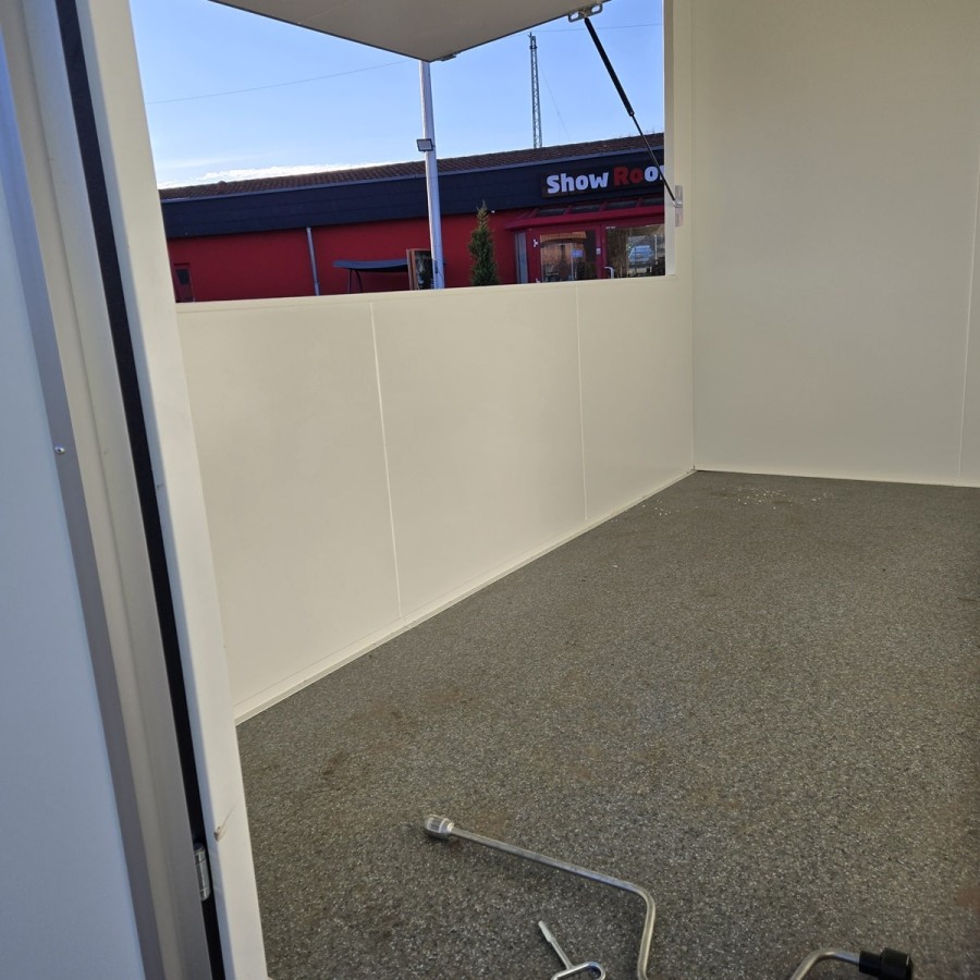 Verkaufsanhaenger-Foodtrailer-1350-3.00x2.00x2.20m-Thermo-Sandwichpanele-mit-grosser-Verkaufsklappe-Stuetzen-gebremst-9